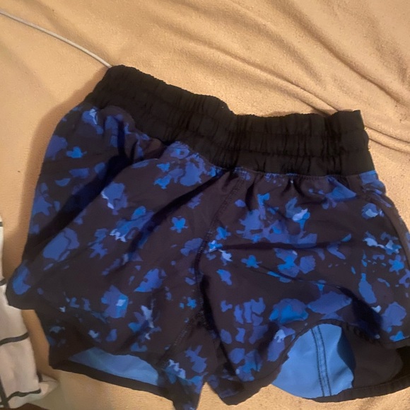 lululemon tracker shorts size 2 3” - Picture 2 of 3